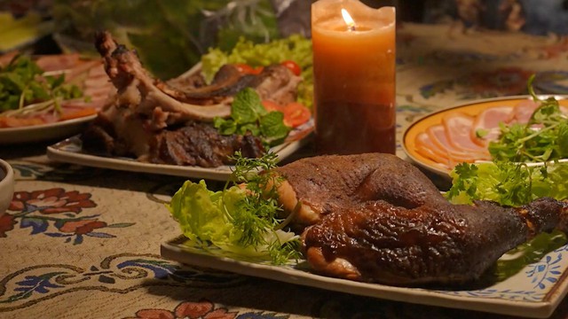 Đ&ugrave;i g&agrave; x&ocirc;ng kh&oacute;i gỗ anh đ&agrave;o: Nghệ thuật nướng ch&iacute;n chậm thấm vị, thơm hương thảo mộc, gi&agrave;u dinh dưỡng cho cả gia đ&igrave;nh- Ảnh 1.
