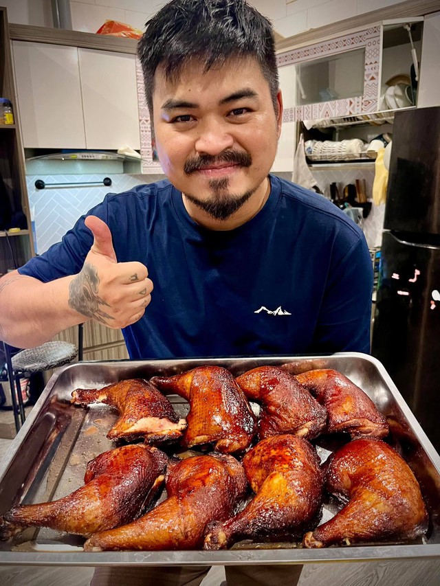 Đ&ugrave;i g&agrave; x&ocirc;ng kh&oacute;i gỗ anh đ&agrave;o: Nghệ thuật nướng ch&iacute;n chậm thấm vị, thơm hương thảo mộc, gi&agrave;u dinh dưỡng cho cả gia đ&igrave;nh- Ảnh 2.