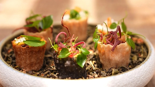 B&aacute;nh t&ocirc;m ngự uyển: Kiệt t&aacute;c ẩm thực H&agrave; th&agrave;nh n&acirc;ng tầm thức qu&agrave; d&acirc;n d&atilde; tr&ecirc;n b&agrave;n tiệc sang trọng giữa l&ograve;ng phố cổ- Ảnh 1.
