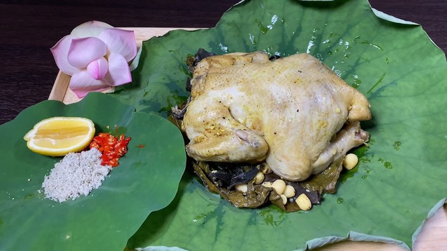 G&agrave; hấp l&aacute; sen: G&oacute;i trọn hương sen thanh khiết trong vị ngọt l&agrave;nh nguy&ecirc;n bản, lưu giữ n&eacute;t tinh tế ẩm thực truyền thống- Ảnh 4.
