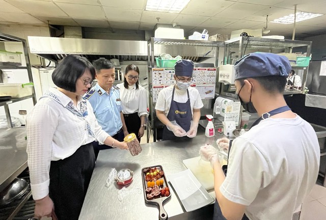Kh&ocirc;ng nương tay với vi phạm an to&agrave;n thực phẩm- Ảnh 1.