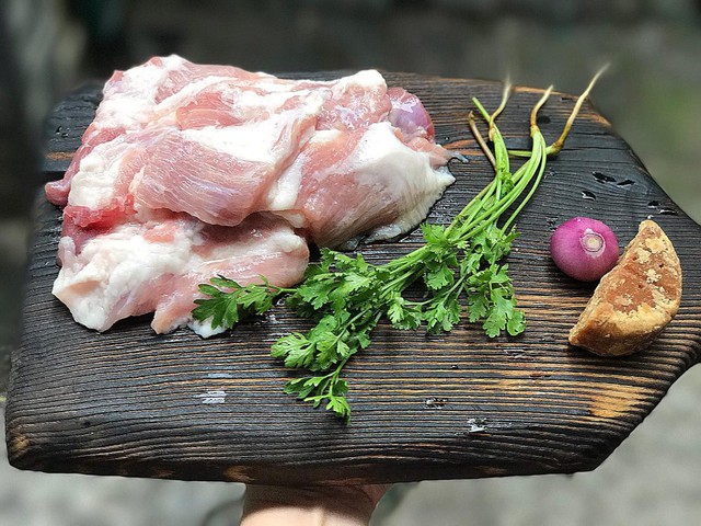 Hương vị đồng quê chạm ngõ phố thị với món thịt nọng nướng lá chè thơm nồng làm say lòng thực khách bốn phương- Ảnh 3. Hương vị đồng quê chạm ngõ phố thị với món thịt nọng nướng lá chè thơm nồng làm say lòng thực khách bốn phương- Ảnh 3.