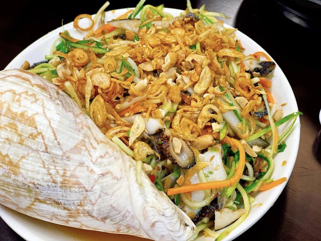 Gỏi ốc Ho&agrave;ng đế: Vị ngọt gi&ograve;n từ đại dương c&ugrave;ng xo&agrave;i xanh chua dịu, thức qu&agrave; biển cả tinh tế giữa l&ograve;ng H&agrave; Nội- Ảnh 4.