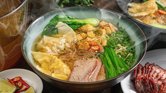 Mỳ ho&agrave;nh th&aacute;nh: Hương vị đặc trưng được n&acirc;ng niu bằng sự cầu kỳ, trở th&agrave;nh thức qu&agrave; quen thuộc của ẩm thực Thủ đ&ocirc;- Ảnh 1.