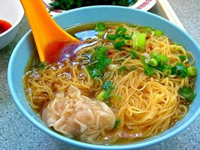 Mỳ ho&agrave;nh th&aacute;nh: Hương vị đặc trưng được n&acirc;ng niu bằng sự cầu kỳ, trở th&agrave;nh thức qu&agrave; quen thuộc của ẩm thực Thủ đ&ocirc;- Ảnh 3.