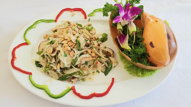 Gỏi ốc Ho&agrave;ng đế: Vị ngọt gi&ograve;n từ đại dương c&ugrave;ng xo&agrave;i xanh chua dịu, thức qu&agrave; biển cả tinh tế giữa l&ograve;ng H&agrave; Nội- Ảnh 3.