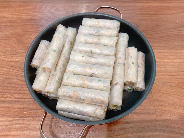 Nem r&aacute;n t&ocirc;m thịt: M&oacute;n ngon g&oacute;i trọn hương vị với từng cuốn gi&ograve;n thơm, lưu giữ tinh hoa m&acirc;m cỗ Việt truyền thống- Ảnh 4.