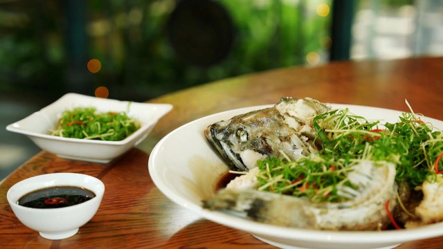C&aacute; song hấp x&igrave; dầu: Giữ trọn vị ngọt nguy&ecirc;n bản nhờ kỹ thuật hấp ri&ecirc;ng, ho&agrave;n thiện hương vị bằng lớp sốt đậm đ&agrave;- Ảnh 2.