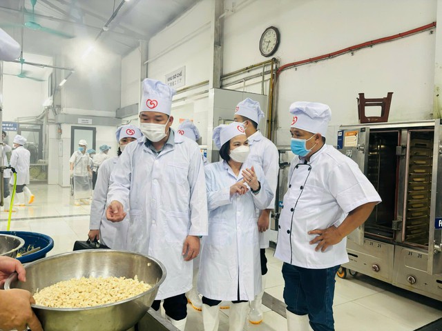 Siết chặt từng kh&acirc;u, bảo đảm an to&agrave;n bữa ăn học đường- Ảnh 1.