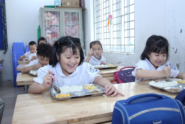 Siết chặt từng kh&acirc;u, bảo đảm an to&agrave;n bữa ăn học đường- Ảnh 3.