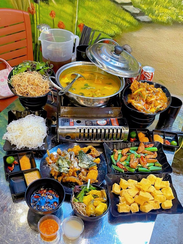 Lẩu ếch măng cay: Hương vị đậm đ&agrave; h&ograve;a quyện tinh hoa đồng qu&ecirc;, mang đến trải nghiệm ấm &aacute;p cho ng&agrave;y mưa phố thị- Ảnh 1.