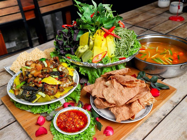 Lẩu ếch măng cay: Hương vị đậm đ&agrave; h&ograve;a quyện tinh hoa đồng qu&ecirc;, mang đến trải nghiệm ấm &aacute;p cho ng&agrave;y mưa phố thị- Ảnh 4.