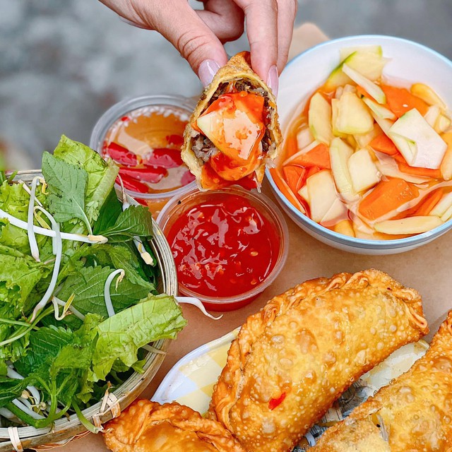 Bánh gối Hà Nội: Thức quà vàng ruộm gói ghém ký ức phố phường, mang hương vị thân quen khiến bao thực khách lưu luyến- Ảnh 5. Bánh gối Hà Nội: Thức quà vàng ruộm gói ghém ký ức phố phường, mang hương vị thân quen khiến bao thực khách lưu luyến- Ảnh 5.