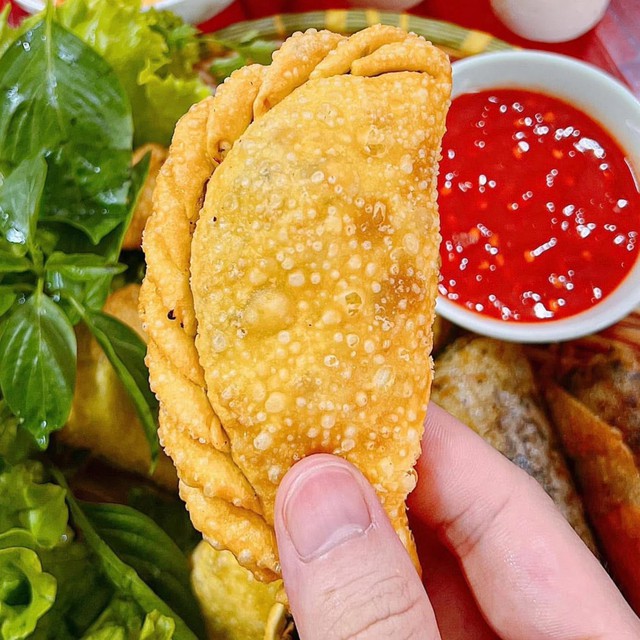 Bánh gối Hà Nội: Thức quà vàng ruộm gói ghém ký ức phố phường, mang hương vị thân quen khiến bao thực khách lưu luyến- Ảnh 3. Bánh gối Hà Nội: Thức quà vàng ruộm gói ghém ký ức phố phường, mang hương vị thân quen khiến bao thực khách lưu luyến- Ảnh 3.