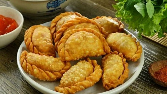 Bánh gối Hà Nội: Thức quà vàng ruộm gói ghém ký ức phố phường, mang hương vị thân quen khiến bao thực khách lưu luyến- Ảnh 1. Bánh gối Hà Nội: Thức quà vàng ruộm gói ghém ký ức phố phường, mang hương vị thân quen khiến bao thực khách lưu luyến- Ảnh 1.