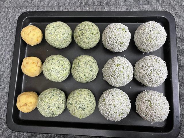 Bánh khúc Hà Nội: Thức quà dân dã gợi nhớ ký ức phố xưa, mang đậm tinh hoa của văn hóa ẩm thực Bắc bộ- Ảnh 3. Bánh khúc Hà Nội: Thức quà dân dã gợi nhớ ký ức phố xưa, mang đậm tinh hoa của văn hóa ẩm thực Bắc bộ- Ảnh 3.