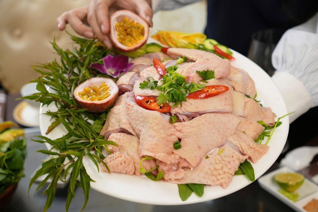 Lẩu g&agrave; chanh d&acirc;y: Hương vị giao h&ograve;a giữa n&eacute;t mộc mạc đồng qu&ecirc; v&agrave; cảm hứng s&aacute;ng tạo trong mỗi cuộc sum vầy- Ảnh 3.
