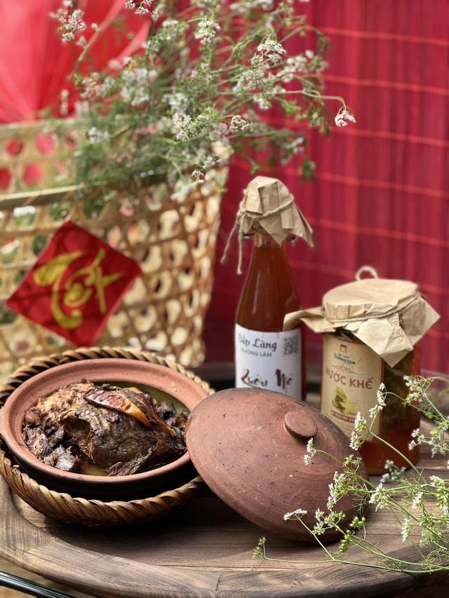 C&aacute; trắm kho tộ Đường L&acirc;m: Dư vị bếp củi giữ hồn qu&ecirc; xứ Đo&agrave;i, đậm đ&agrave; tinh hoa ẩm thực l&agrave;ng cổ truyền thống- Ảnh 4.