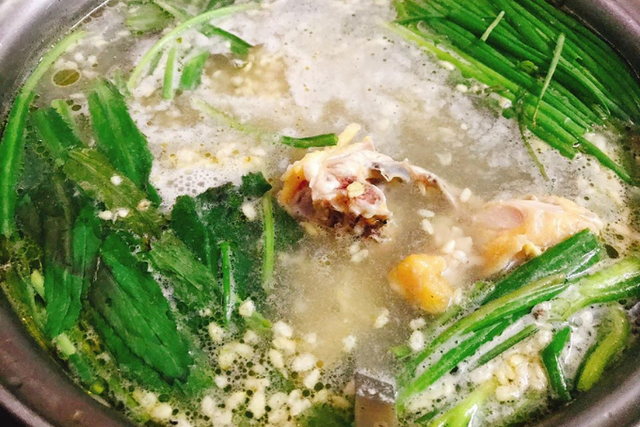 Lẩu g&agrave; bỗng rượu: M&oacute;n ngon dung dị h&ograve;a quyện n&eacute;t truyền thống v&agrave; dư vị thanh tao của ẩm thực H&agrave; th&agrave;nh- Ảnh 4.