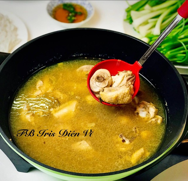 Lẩu g&agrave; bỗng rượu: M&oacute;n ngon dung dị h&ograve;a quyện n&eacute;t truyền thống v&agrave; dư vị thanh tao của ẩm thực H&agrave; th&agrave;nh- Ảnh 2.