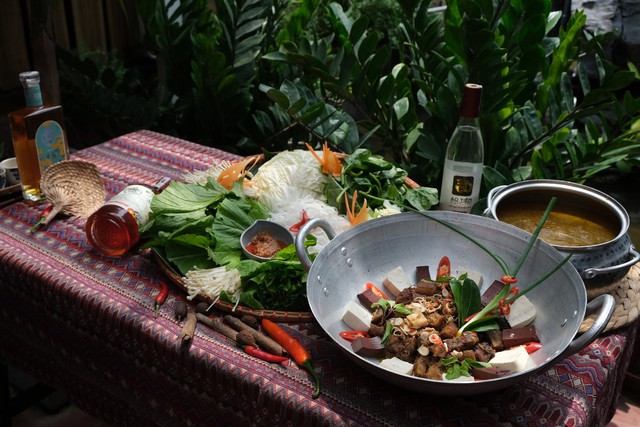 Từ chảo thắng cố nghi ng&uacute;t kh&oacute;i đến nồi lẩu nức tiếng phố cổ vẫn giữ trọn hương thơm của gia vị v&ugrave;ng cao- Ảnh 2.