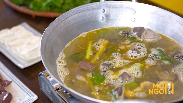 Từ chảo thắng cố nghi ng&uacute;t kh&oacute;i đến nồi lẩu nức tiếng phố cổ vẫn giữ trọn hương thơm của gia vị v&ugrave;ng cao- Ảnh 3.