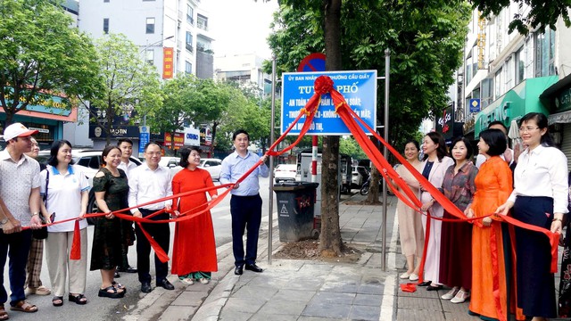 Phường Cầu Giấy tiếp tục gắn biển, ra mắt m&ocirc; h&igrave;nh tuyến phố "3 trong 1"- Ảnh 3.