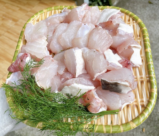 Lăng ngư x&ocirc;ng mỹ vị: Nghệ thuật x&ocirc;ng hơi h&ograve;a quyện hương thảo mộc, giữ trọn vị ngọt trong từng thớ c&aacute;- Ảnh 2.