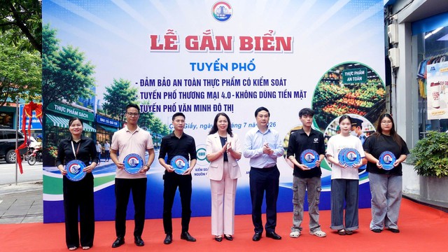 Phường Cầu Giấy tiếp tục gắn biển, ra mắt m&ocirc; h&igrave;nh tuyến phố "3 trong 1"- Ảnh 1.