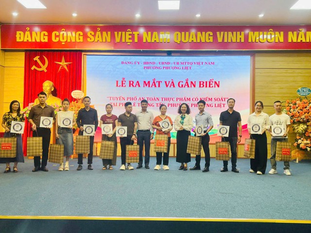 Phường Phương Liệt ra mắt "Tuyến phố an to&agrave;n thực phẩm c&oacute; kiểm so&aacute;t" tại tuyến phố L&ecirc; Trọng Tấn- Ảnh 2.