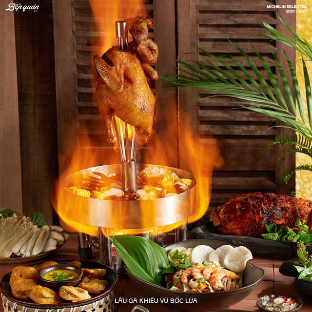 Lẩu phượng ho&agrave;ng lửa: M&agrave;n đốt lửa bằng rượu nếp cuốn h&uacute;t, nước d&ugrave;ng ninh 10 tiếng v&agrave; cốt nấm qu&yacute; tạo dấu ấn ri&ecirc;ng- Ảnh 1.