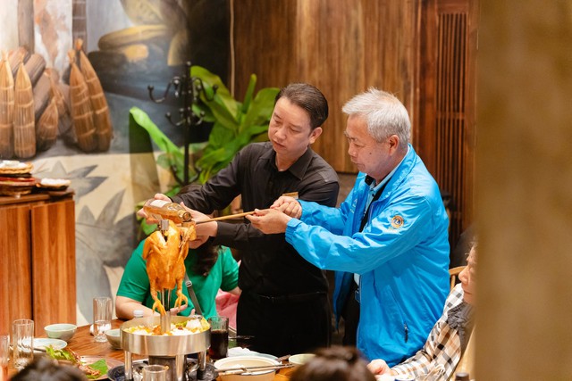 Lẩu phượng ho&agrave;ng lửa: M&agrave;n đốt lửa bằng rượu nếp cuốn h&uacute;t, nước d&ugrave;ng ninh 10 tiếng v&agrave; cốt nấm qu&yacute; tạo dấu ấn ri&ecirc;ng- Ảnh 3.