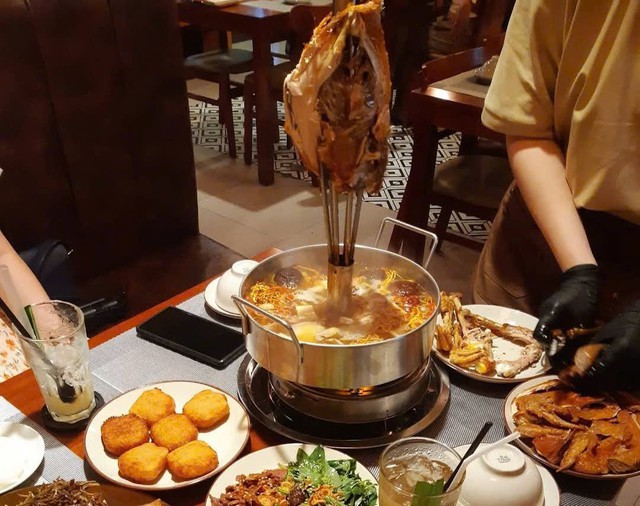 Lẩu phượng ho&agrave;ng lửa: M&agrave;n đốt lửa bằng rượu nếp cuốn h&uacute;t, nước d&ugrave;ng ninh 10 tiếng v&agrave; cốt nấm qu&yacute; tạo dấu ấn ri&ecirc;ng- Ảnh 4.