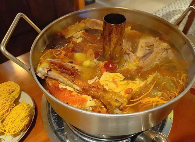 Lẩu phượng ho&agrave;ng lửa: M&agrave;n đốt lửa bằng rượu nếp cuốn h&uacute;t, nước d&ugrave;ng ninh 10 tiếng v&agrave; cốt nấm qu&yacute; tạo dấu ấn ri&ecirc;ng- Ảnh 2.