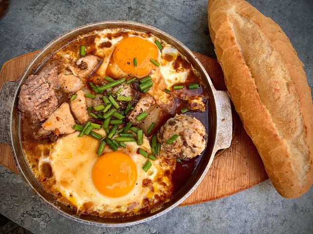 B&aacute;nh m&igrave; chảo H&agrave; Nội: Từ thức qu&agrave; cầm tay đến bữa ăn tr&ograve;n vị, th&ecirc;m một dư vị mới cho ẩm thực phố phường- Ảnh 3.