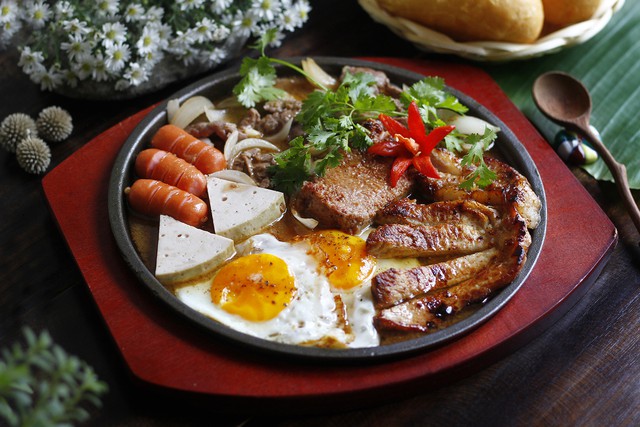 B&aacute;nh m&igrave; chảo H&agrave; Nội: Từ thức qu&agrave; cầm tay đến bữa ăn tr&ograve;n vị, th&ecirc;m một dư vị mới cho ẩm thực phố phường- Ảnh 2.