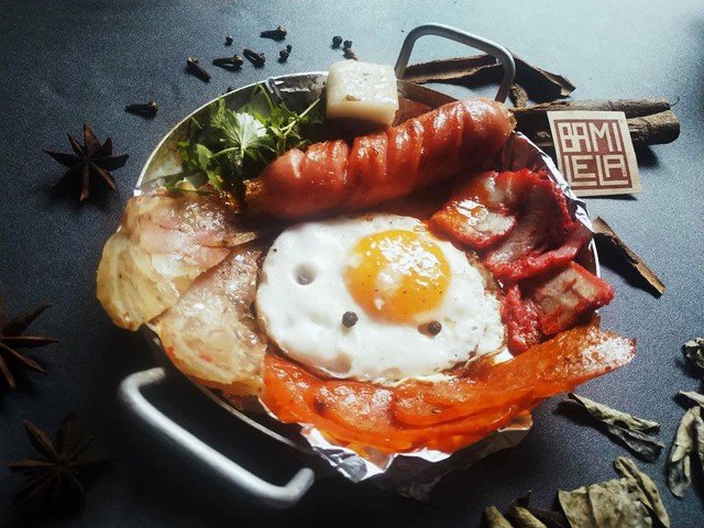 B&aacute;nh m&igrave; chảo H&agrave; Nội: Từ thức qu&agrave; cầm tay đến bữa ăn tr&ograve;n vị, th&ecirc;m một dư vị mới cho ẩm thực phố phường- Ảnh 1.