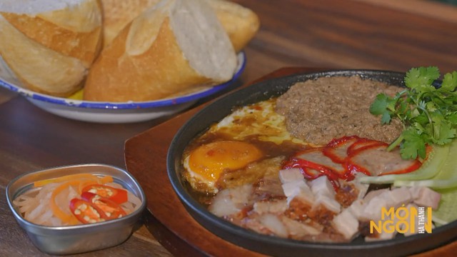 B&aacute;nh m&igrave; chảo H&agrave; Nội: Từ thức qu&agrave; cầm tay đến bữa ăn tr&ograve;n vị, th&ecirc;m một dư vị mới cho ẩm thực phố phường- Ảnh 4.