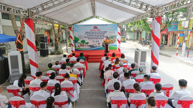 Long Bi&ecirc;n ra mắt tuyến phố đảm bảo ATTP v&agrave; ph&aacute;t động triển khai m&ocirc; h&igrave;nh "Tuyến phố thanh to&aacute;n kh&ocirc;ng d&ugrave;ng tiền mặt"- Ảnh 3.
