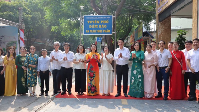 Long Bi&ecirc;n ra mắt tuyến phố đảm bảo ATTP v&agrave; ph&aacute;t động triển khai m&ocirc; h&igrave;nh "Tuyến phố thanh to&aacute;n kh&ocirc;ng d&ugrave;ng tiền mặt"- Ảnh 4.