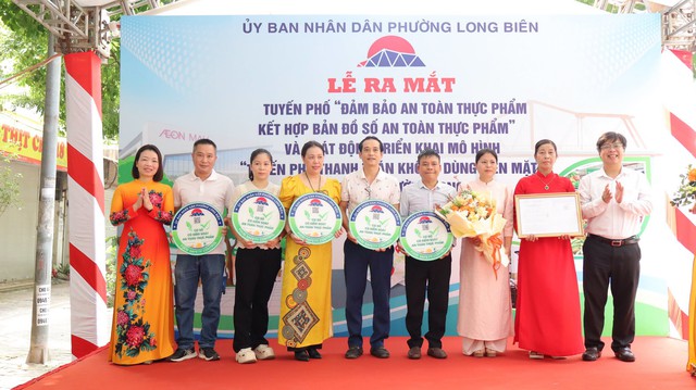 Long Bi&ecirc;n ra mắt tuyến phố đảm bảo ATTP v&agrave; ph&aacute;t động triển khai m&ocirc; h&igrave;nh "Tuyến phố thanh to&aacute;n kh&ocirc;ng d&ugrave;ng tiền mặt"- Ảnh 1.