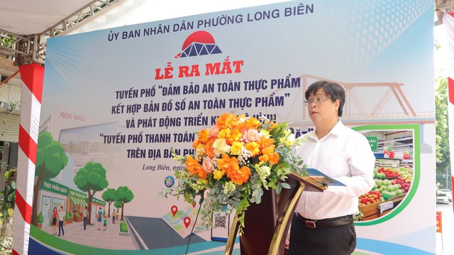Long Bi&ecirc;n ra mắt tuyến phố đảm bảo ATTP v&agrave; ph&aacute;t động triển khai m&ocirc; h&igrave;nh "Tuyến phố thanh to&aacute;n kh&ocirc;ng d&ugrave;ng tiền mặt"- Ảnh 2.