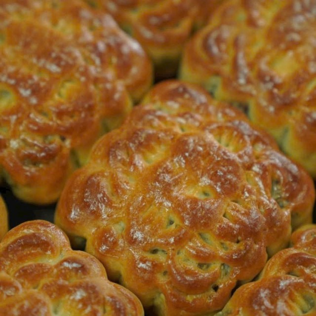 B&aacute;nh Trung thu cổ truyền: Gần 4 thập kỷ giữ trọn vị xưa từ khu&ocirc;n gỗ, tạo n&ecirc;n thức qu&agrave; lưu giữ những m&ugrave;a trăng- Ảnh 2.