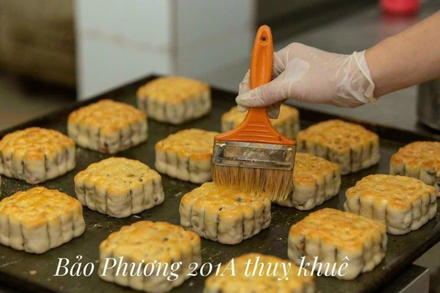 B&aacute;nh Trung thu cổ truyền: Gần 4 thập kỷ giữ trọn vị xưa từ khu&ocirc;n gỗ, tạo n&ecirc;n thức qu&agrave; lưu giữ những m&ugrave;a trăng- Ảnh 4.