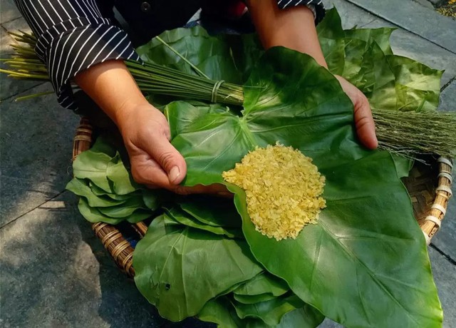 Ch&egrave; ng&ocirc; cốm x&agrave;o: M&oacute;n qu&agrave; vặt m&ugrave;a thu thanh tao, dẻo ngọt tự nhi&ecirc;n, mang đậm hương vị đồng qu&ecirc; truyền thống- Ảnh 1.