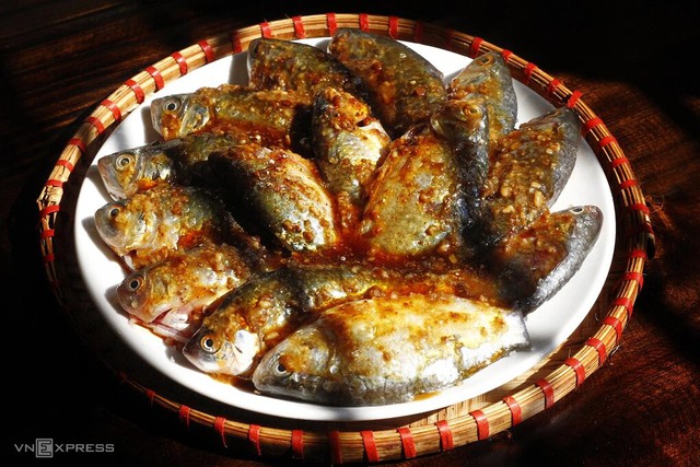 C&aacute; diếc kho tương: M&oacute;n ăn d&acirc;n d&atilde; gợi nhớ bữa cơm nh&agrave;, ngon nhất v&agrave;o m&ugrave;a c&aacute; đẻ trứng- Ảnh 3.