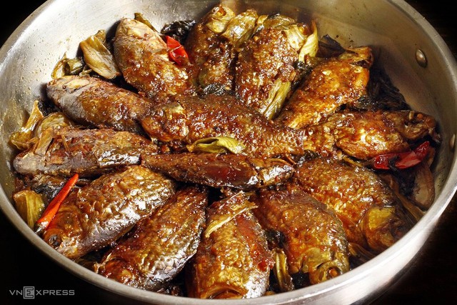 C&aacute; diếc kho tương: M&oacute;n ăn d&acirc;n d&atilde; gợi nhớ bữa cơm nh&agrave;, ngon nhất v&agrave;o m&ugrave;a c&aacute; đẻ trứng- Ảnh 5.