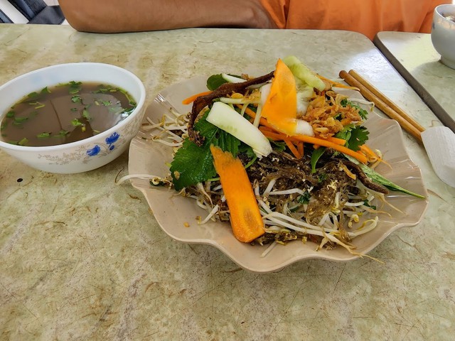 Miến lươn Phủ Do&atilde;n: 40 năm giữ c&ocirc;ng thức truyền thống, m&oacute;n ngon H&agrave; th&agrave;nh g&acirc;y thương nhớ từ nước d&ugrave;ng nấu bằng xương lươn- Ảnh 2.