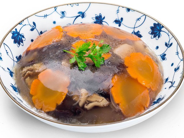 Thịt đ&ocirc;ng: M&oacute;n ăn m&ugrave;a lạnh trong veo, mềm tan, vị thanh nhẹ lan tỏa từ bữa cơm gia đ&igrave;nh đến b&agrave;n ăn hiện đại- Ảnh 2.