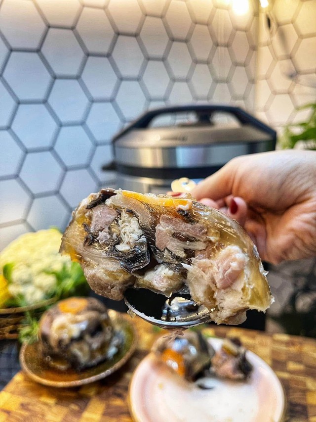 Thịt đ&ocirc;ng: M&oacute;n ăn m&ugrave;a lạnh trong veo, mềm tan, vị thanh nhẹ lan tỏa từ bữa cơm gia đ&igrave;nh đến b&agrave;n ăn hiện đại- Ảnh 4.
